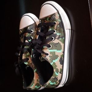 EUC kids camo converse